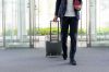 Foto: Mann mit Koffer am Flughafen