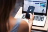 Foto: Frau mit Smartphone